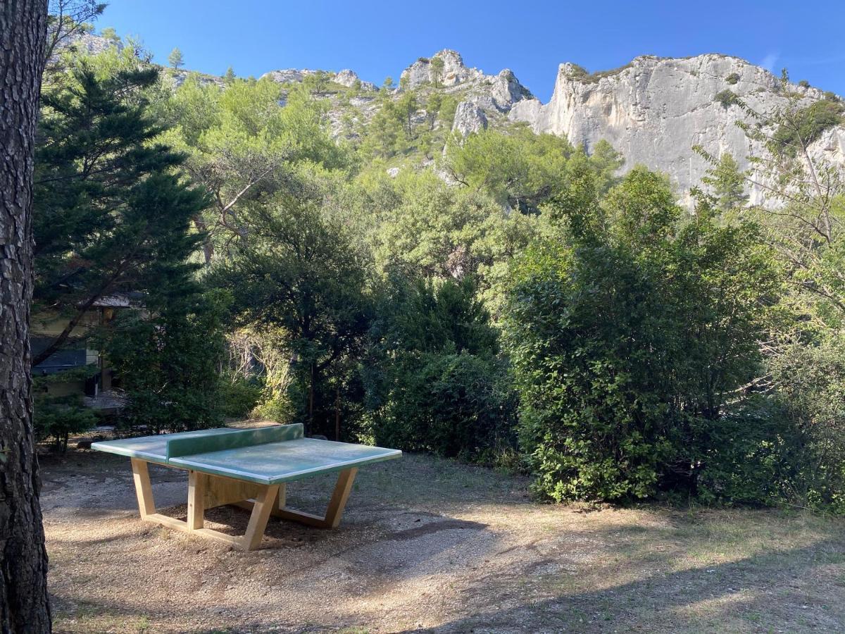 Camping De La Vallee Heureuse Оргон Экстерьер фото